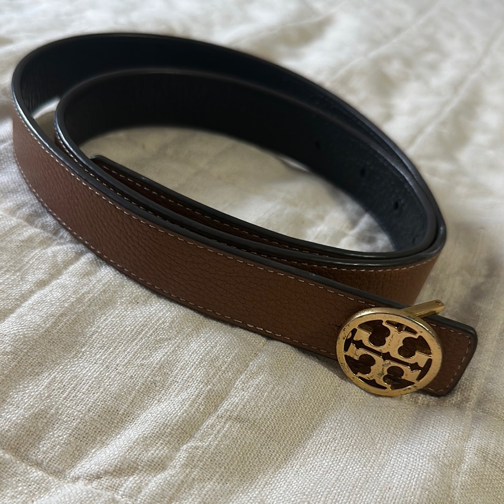 Size medium. Reversible. Some wear on gold hardware